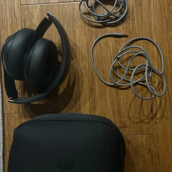 Beats by Dre Black Over-Ear Headphones - Picture 6 of 7